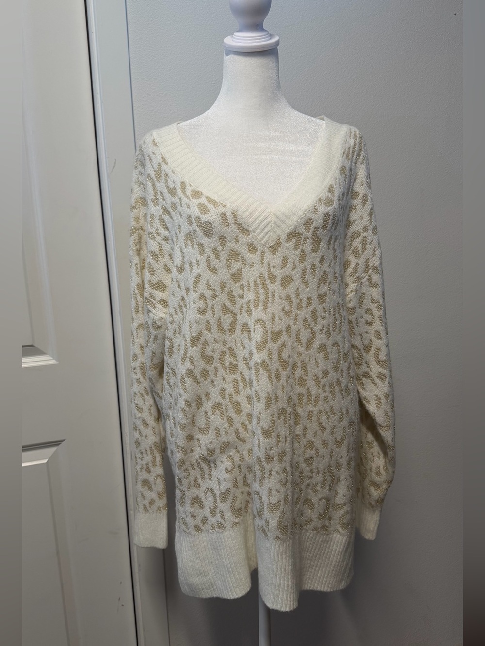 Nine West Women’s Ivory Gold Leopard Print V-Neck Sweater Size Large